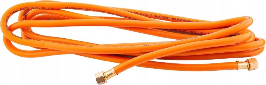 Oranje gasslang met metalen aansluitingen