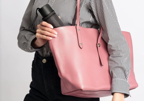 Roze tas met paraplu erin