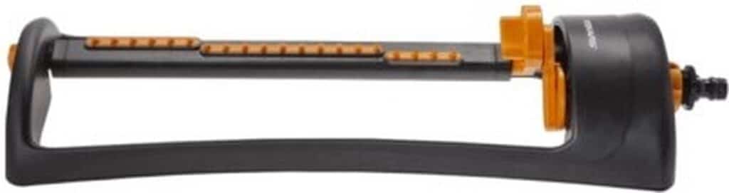 Zwarte en oranje tuinsproeier