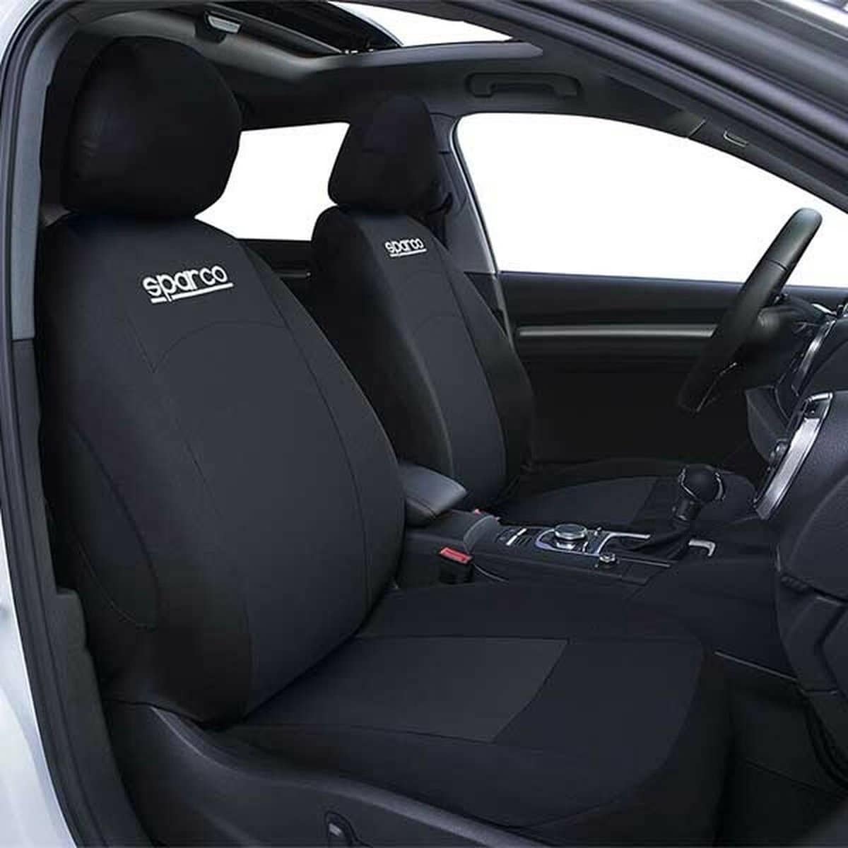 Auto-interieur met stoelhoezen