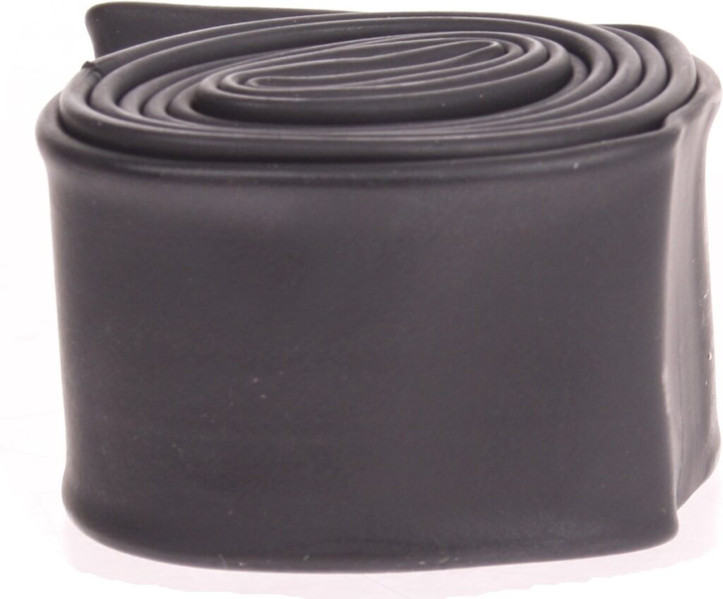 Zwarte fietsbinnenband opgerold, close-up zichtbaar.