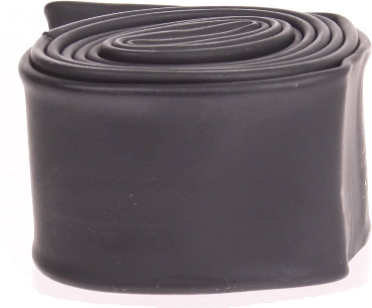 Zwarte fietsbinnenband opgerold, close-up zichtbaar.