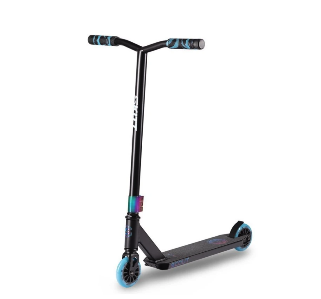 Zwarte stuntstep met blauwe wielen