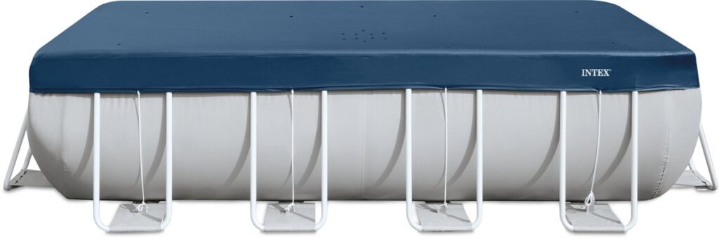 Rechthoekig zwembad met blauw dekkleed.