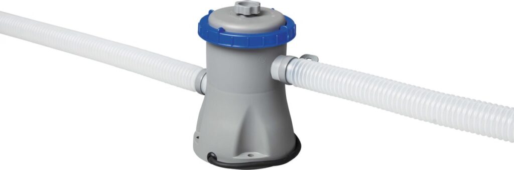 Zwembadfilterpomp met slangverbindingen.