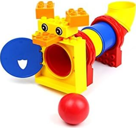 Kleurrijk speelgoed met blokken en bal.