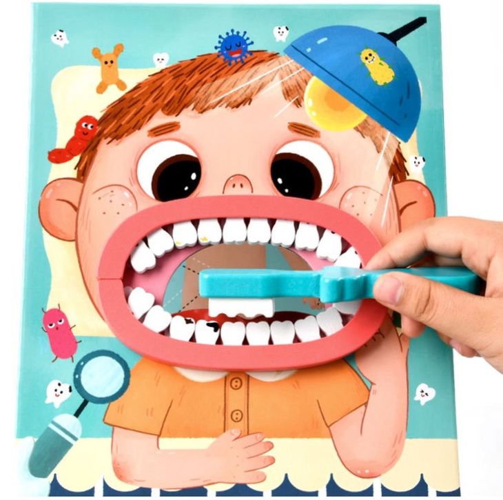 Kind poetst tanden met speelgoedtandenborstel.