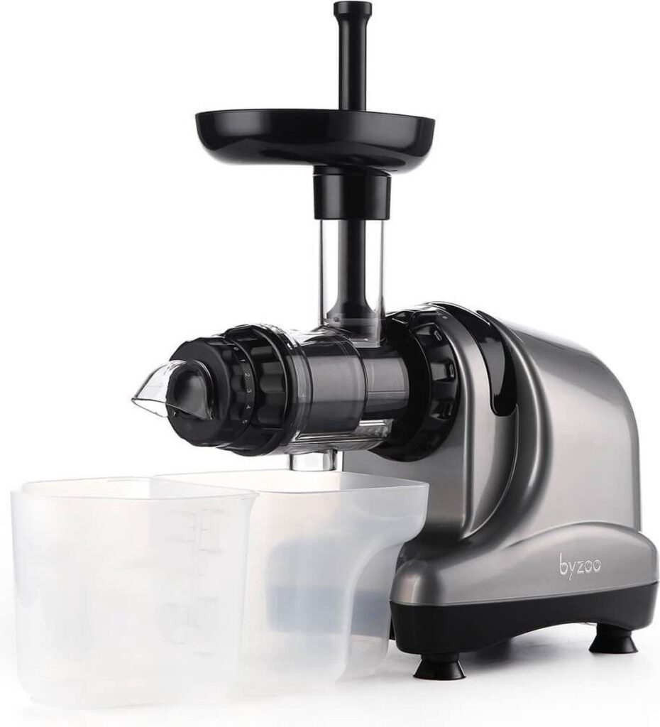 Moderne matzwarte slowjuicer met opvangbak