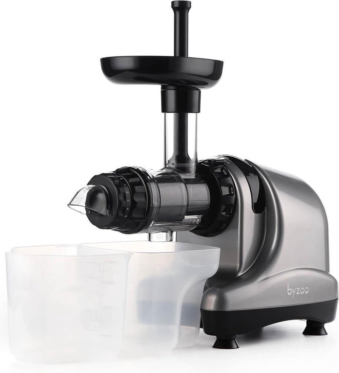 Moderne matzwarte slowjuicer met opvangbak