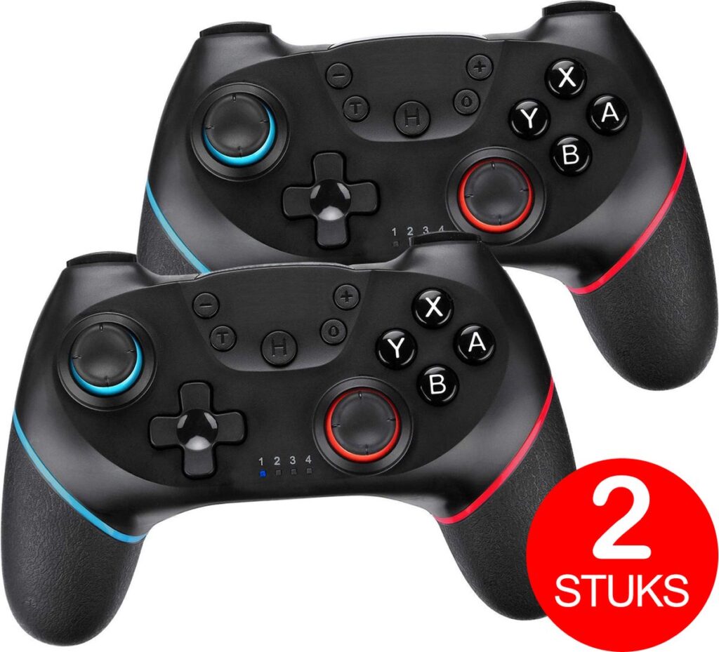 Twee zwarte draadloze gamecontrollers met blauwe en rode accenten