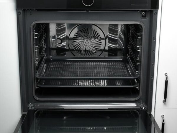 Open moderne oven met meerdere rekken