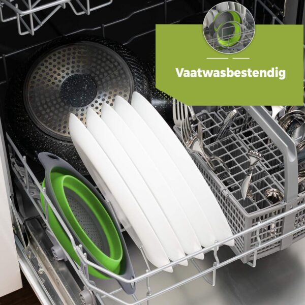 Vaatwasser met borden en bestek, vaatwasbestendig label.