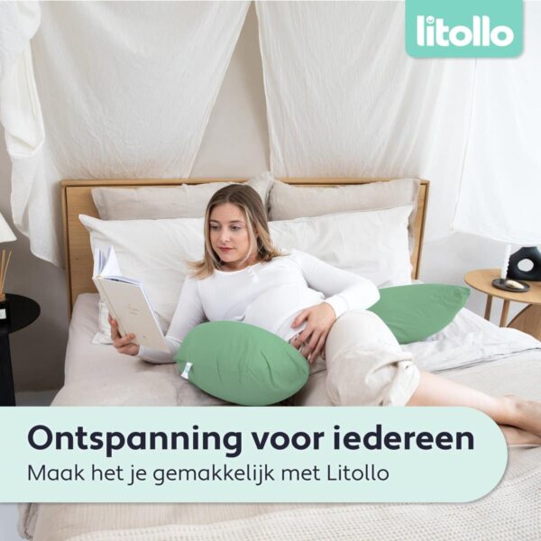 Vrouw ontspant met kussen op bed, leest boek.