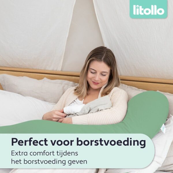 Vrouw gebruikt voedingskussen voor extra comfort tijdens borstvoeding.