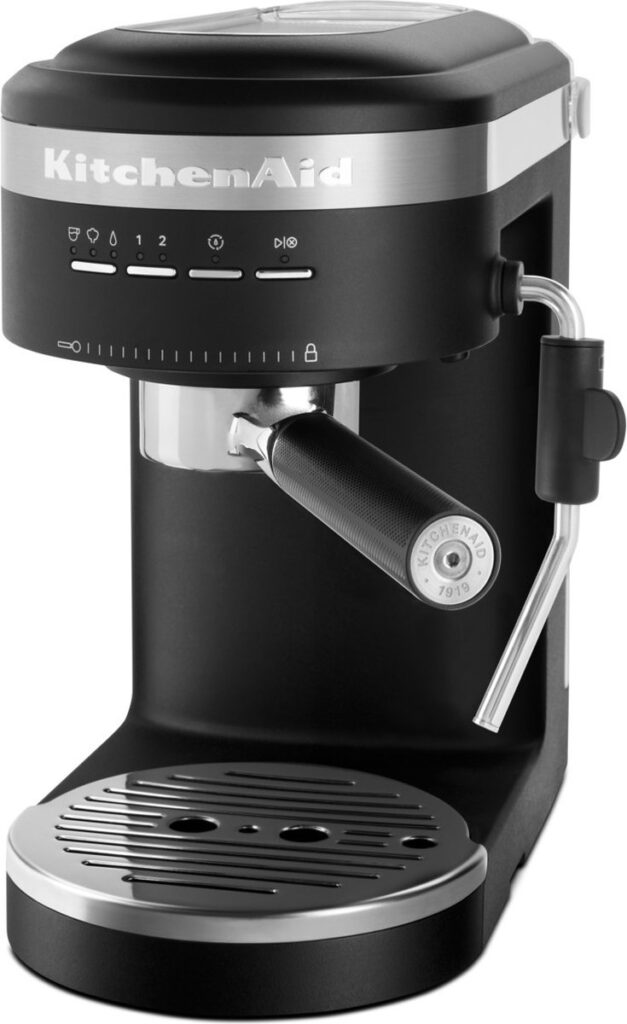 Zwarte KitchenAid espressomachine met stoompijp
