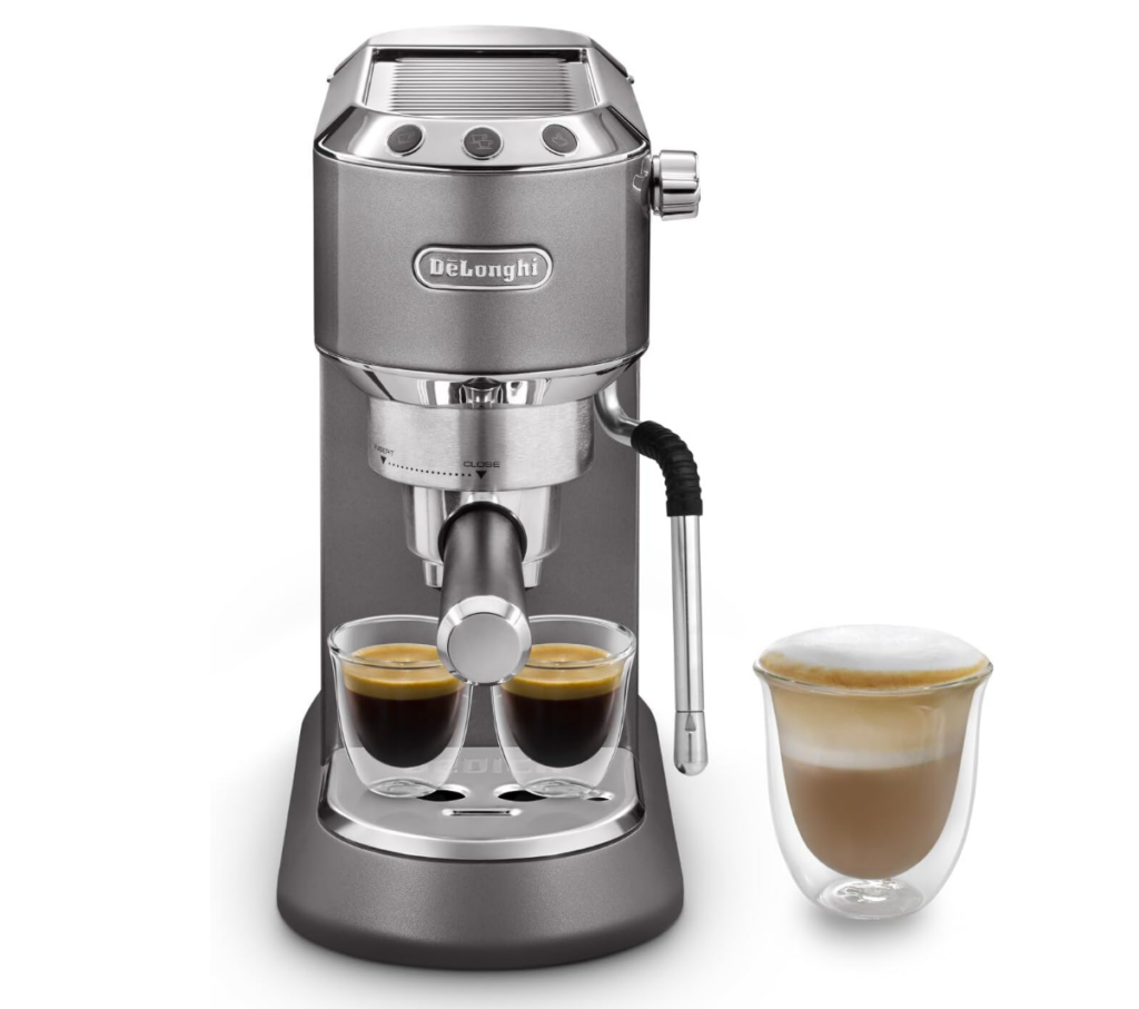 Schuimige cappuccino naast espressomachine met twee shots.