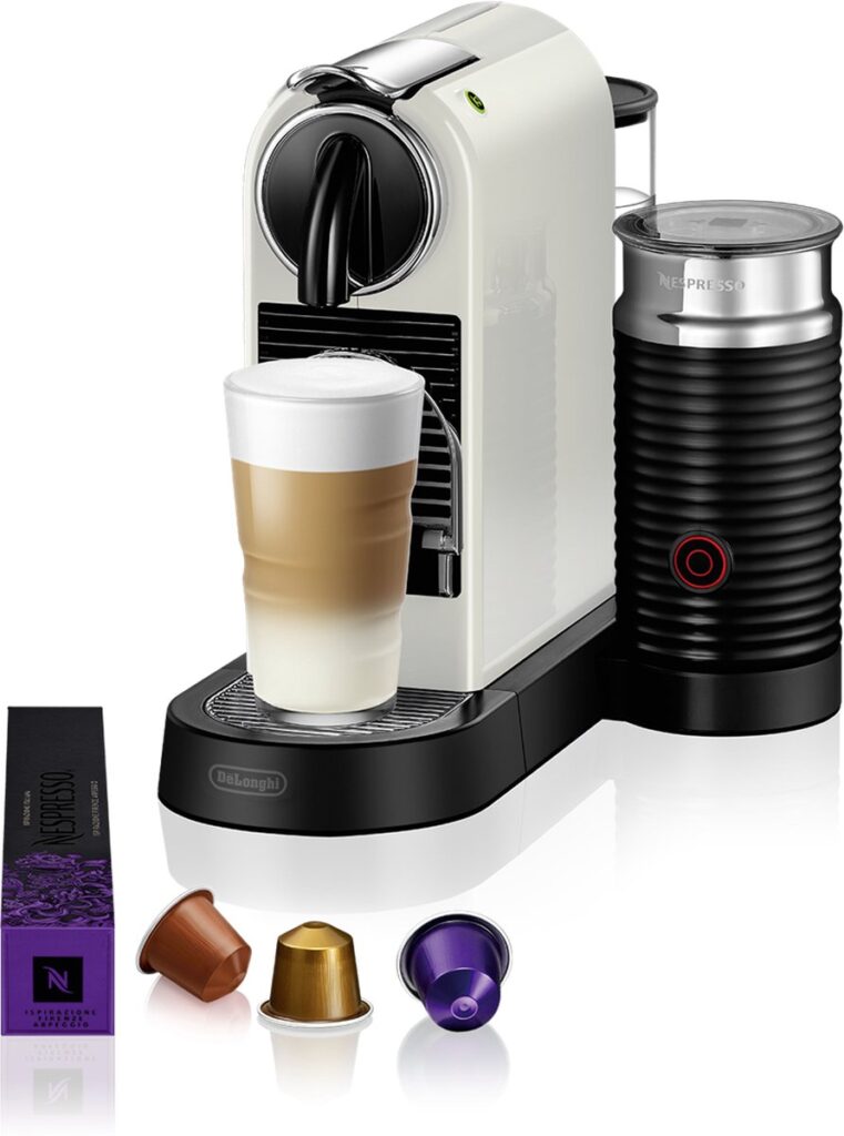 Nespresso koffiemachine met melkopschuimer en latte