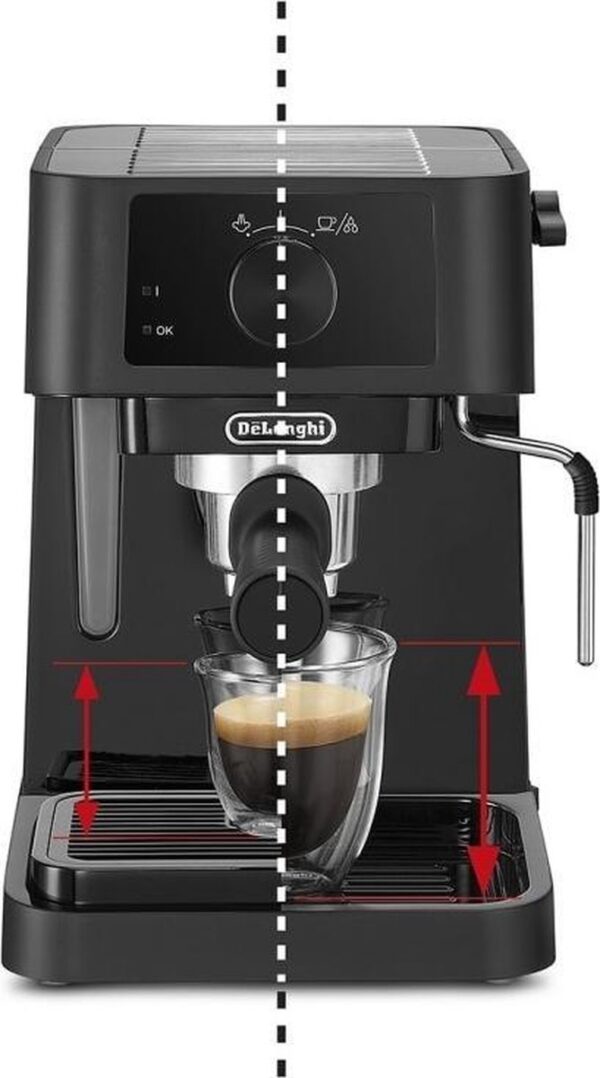 Zwarte espressomachine met kopje koffie en stoompijpje.