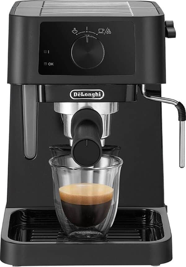 Zwarte espressomachine met glas verse koffie