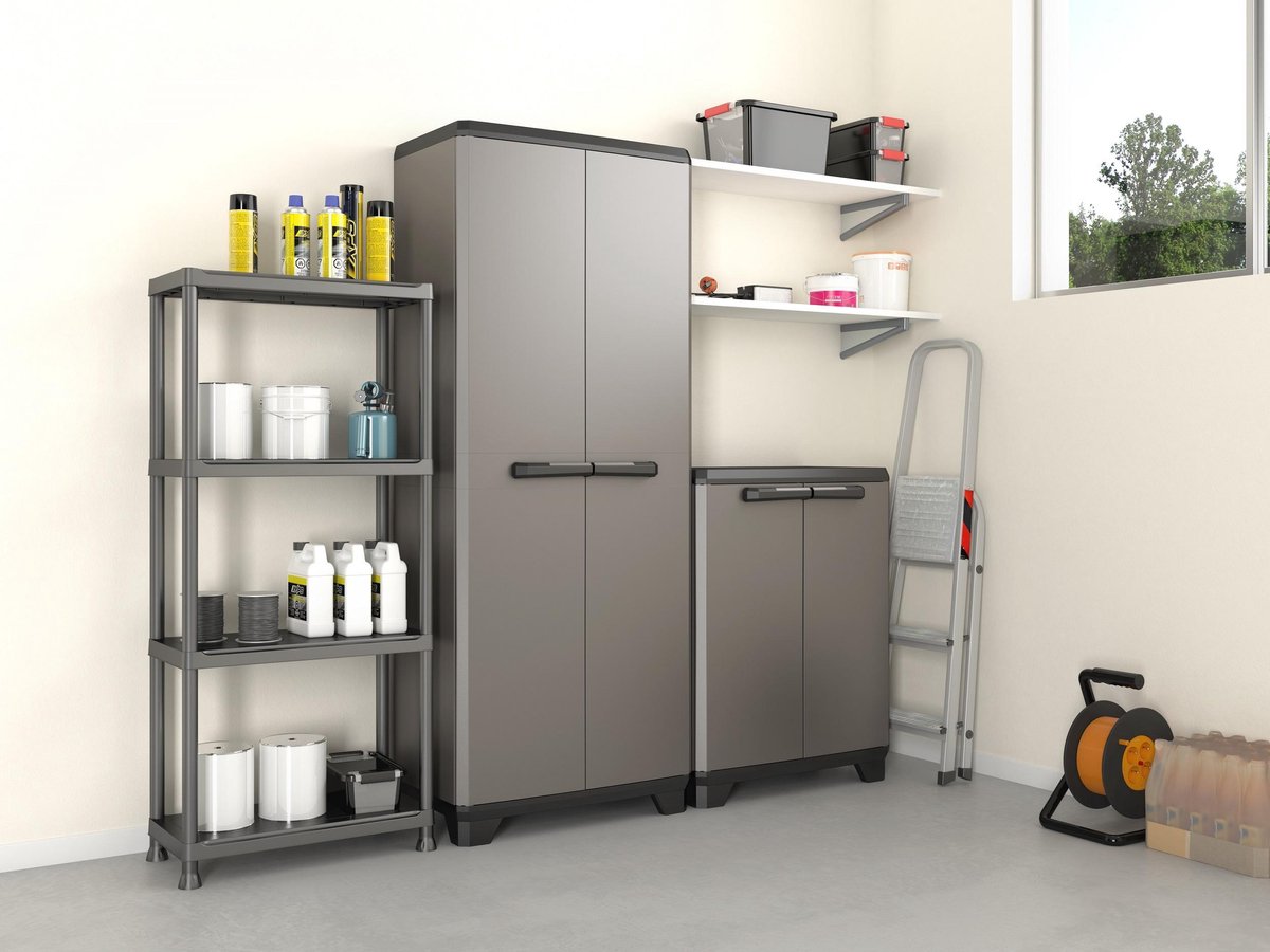 Opgeruimde garage met kasten en opbergrekken.