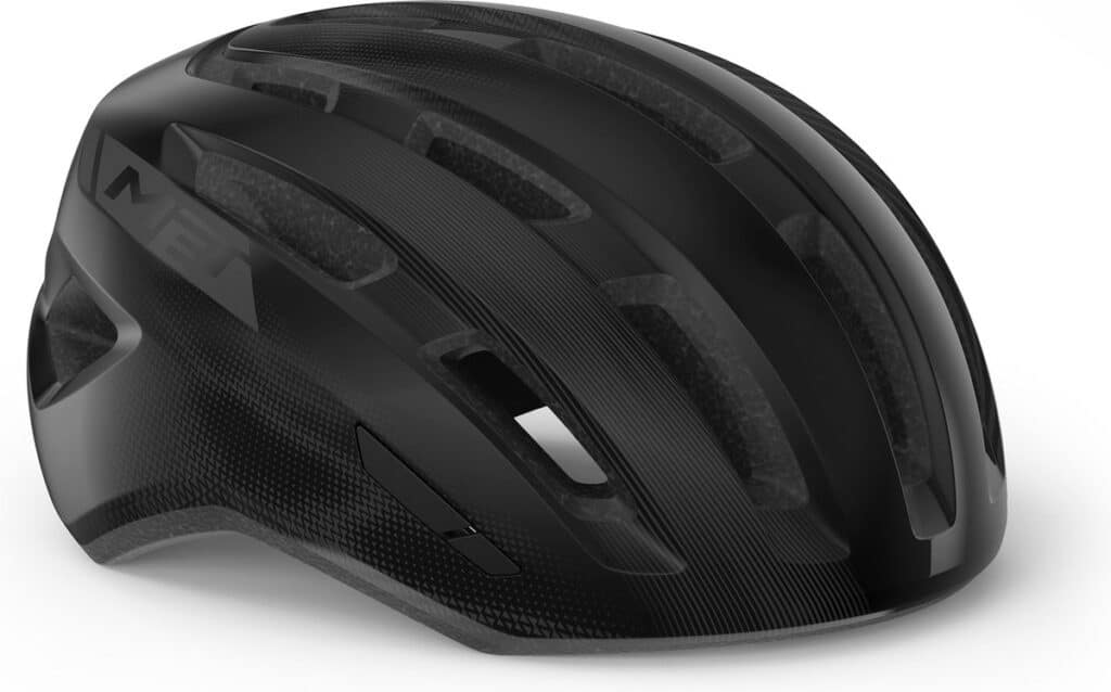 Zwarte fietshelm met ventilatieopeningen en geometrisch ontwerp.