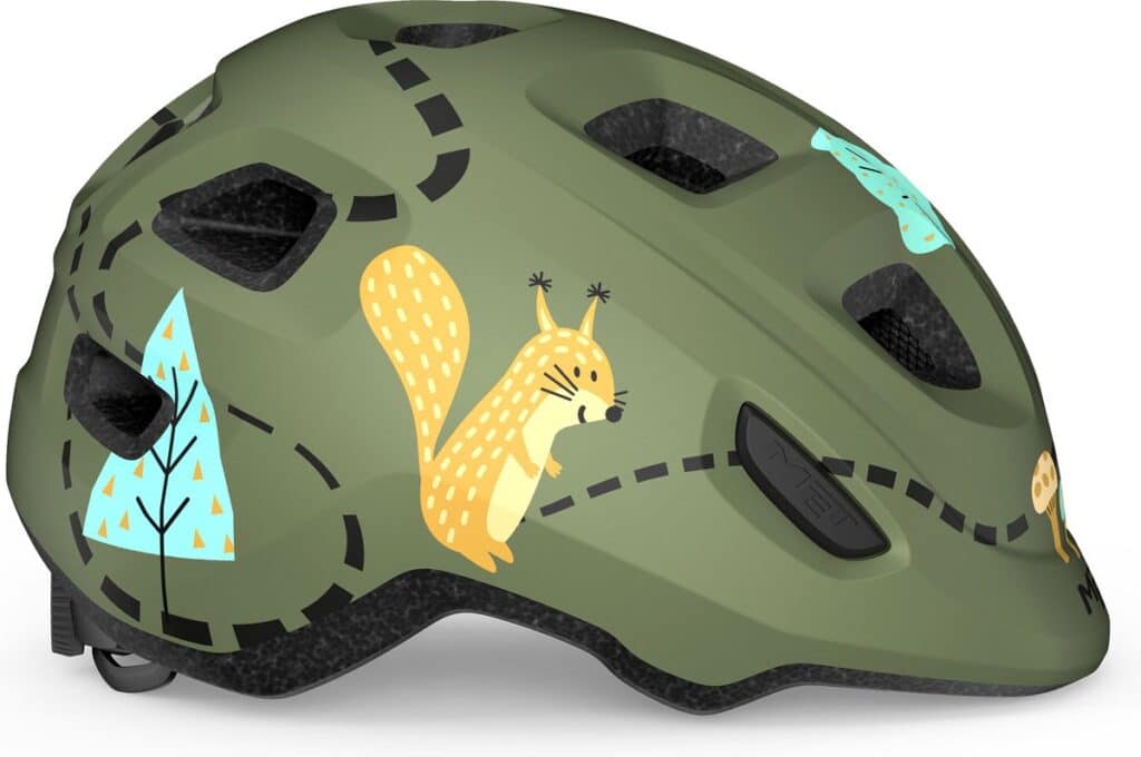 Kinderhelm met dierenpatroon en bosmotief.