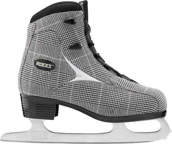 Geblokte schaats met zilveren ijzers op witte achtergrond.