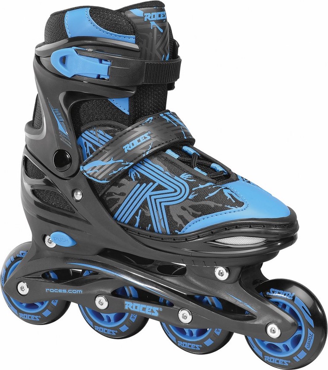 Zwart-blauwe inline skate met vier wielen en klittenband.