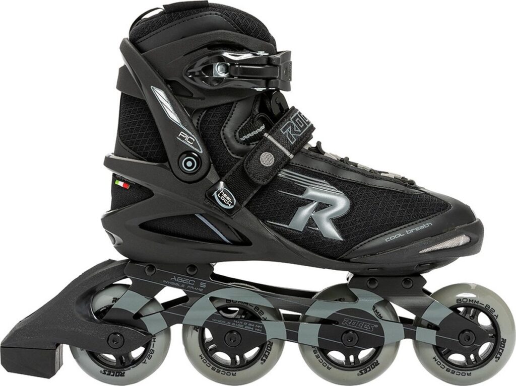 Zwarte inline skate met vier wielen en stevige schoen.