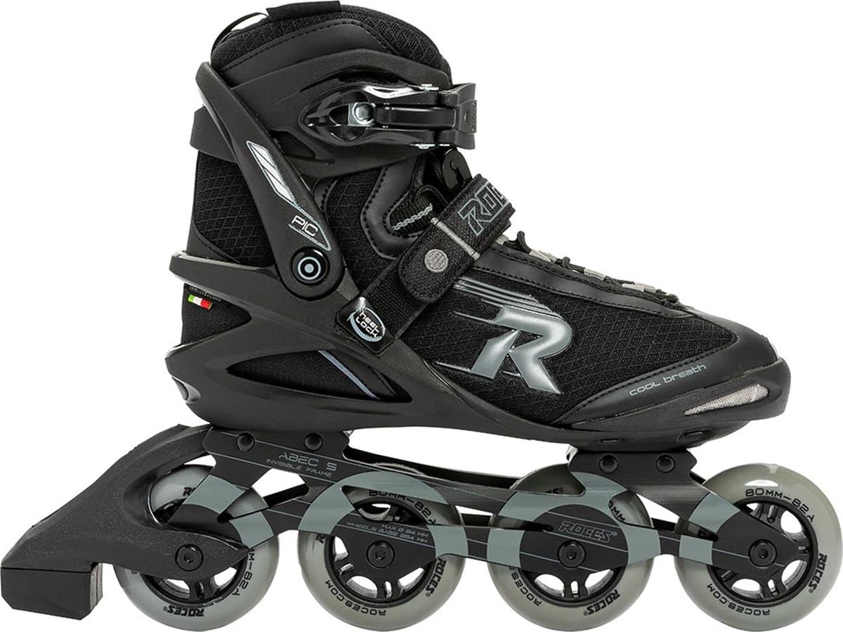 Zwarte inline skate met vier wielen en stevige schoen.