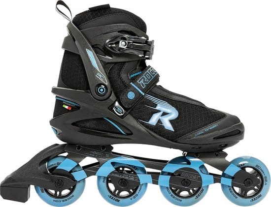 Zwart-blauwe inline skate met vier wielen en gespen.