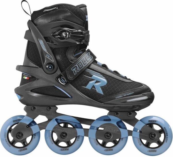 Zwarte en blauwe inline skate met vier wielen.