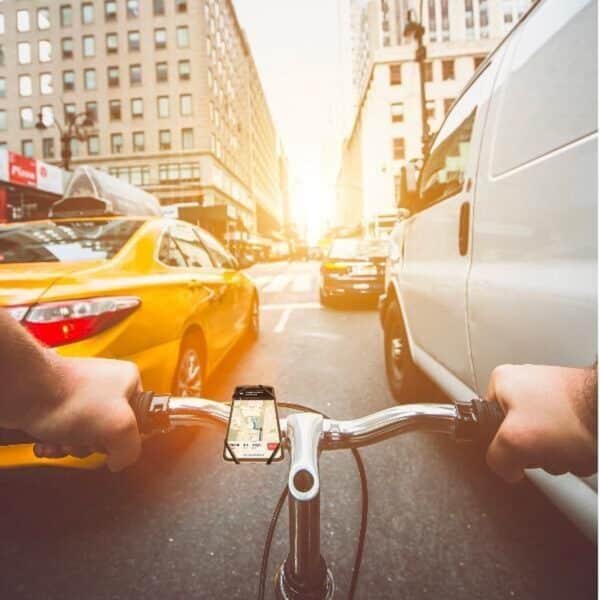 Fietser met GPS-navigatie in drukke stadstraat.