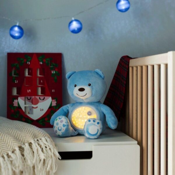 Blauwe teddybeer met kerstkalender in kinderkamer