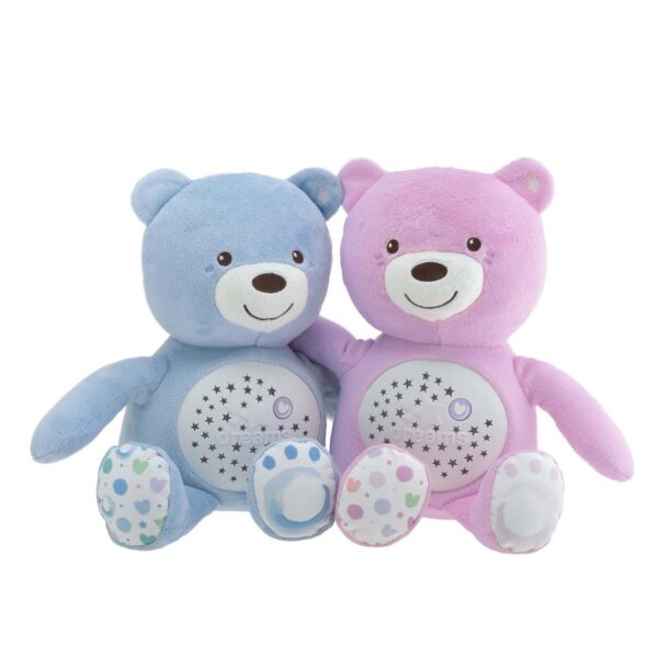 Twee knuffelbeertjes, blauw en roze, samen zittend.