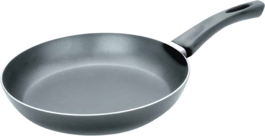 Zwarte koekenpan met handvat, bovenaanzicht.