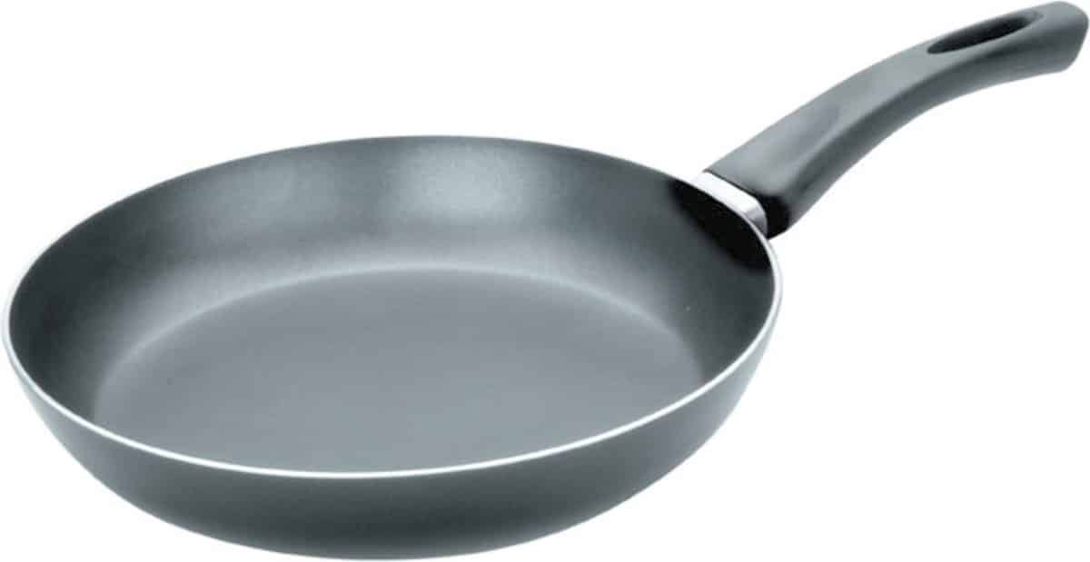 Zwarte koekenpan met handvat, bovenaanzicht.