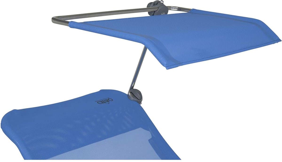 Blauwe zonnestoel met verstelbare zonneklep.