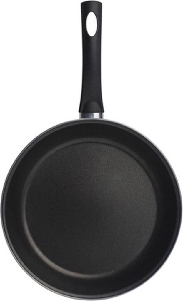 Zwarte koekenpan met lange handgreep