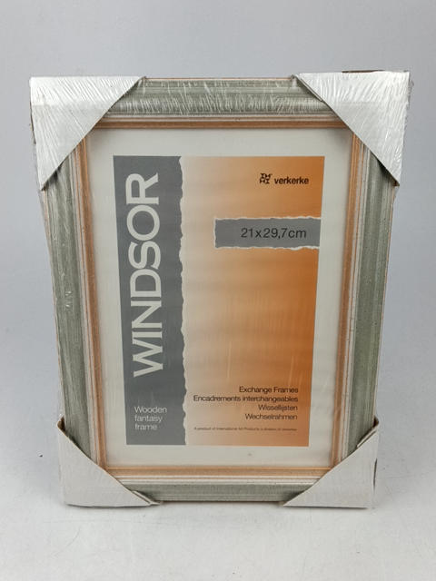 Houten fotolijst verpakt in plastic