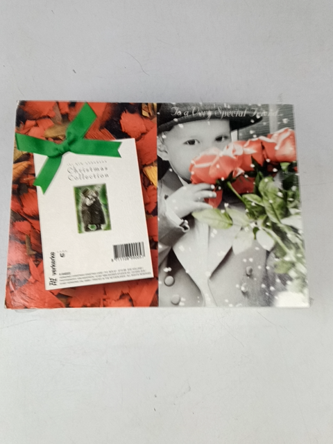 Kind met bloemen en kerstkaart