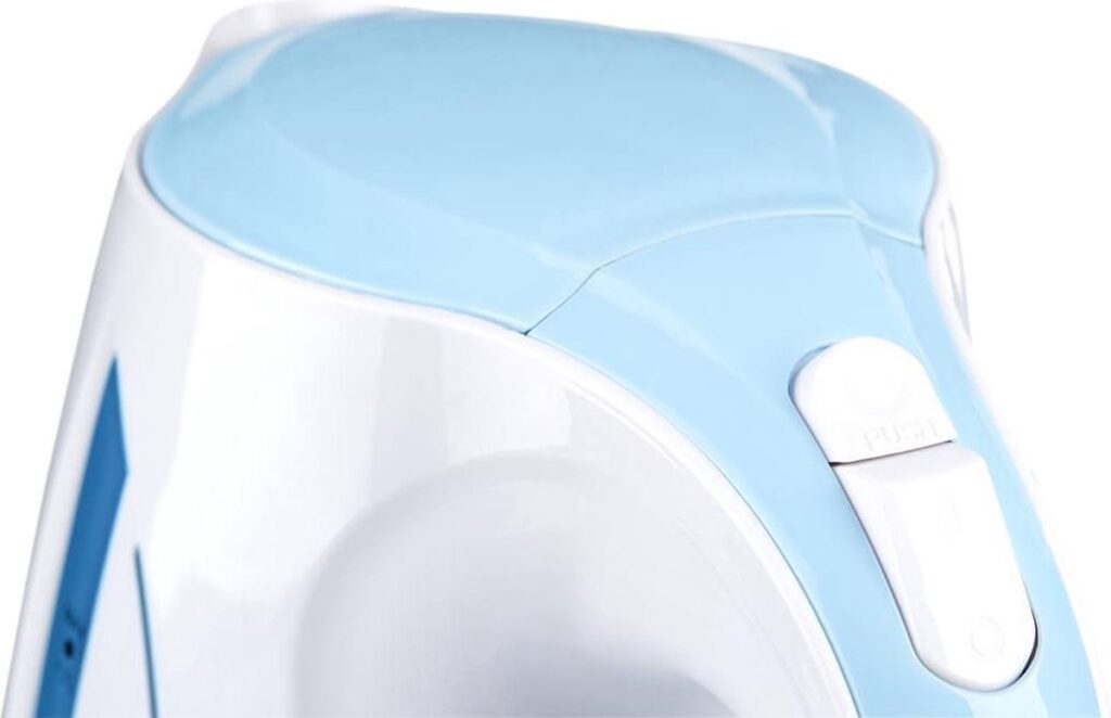 Blauwe en witte waterkoker met deksel en knop
