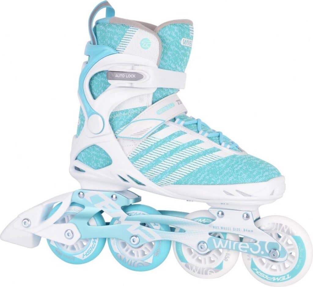 Blauw-witte inlineskate met vier wielen en hoge schoenen