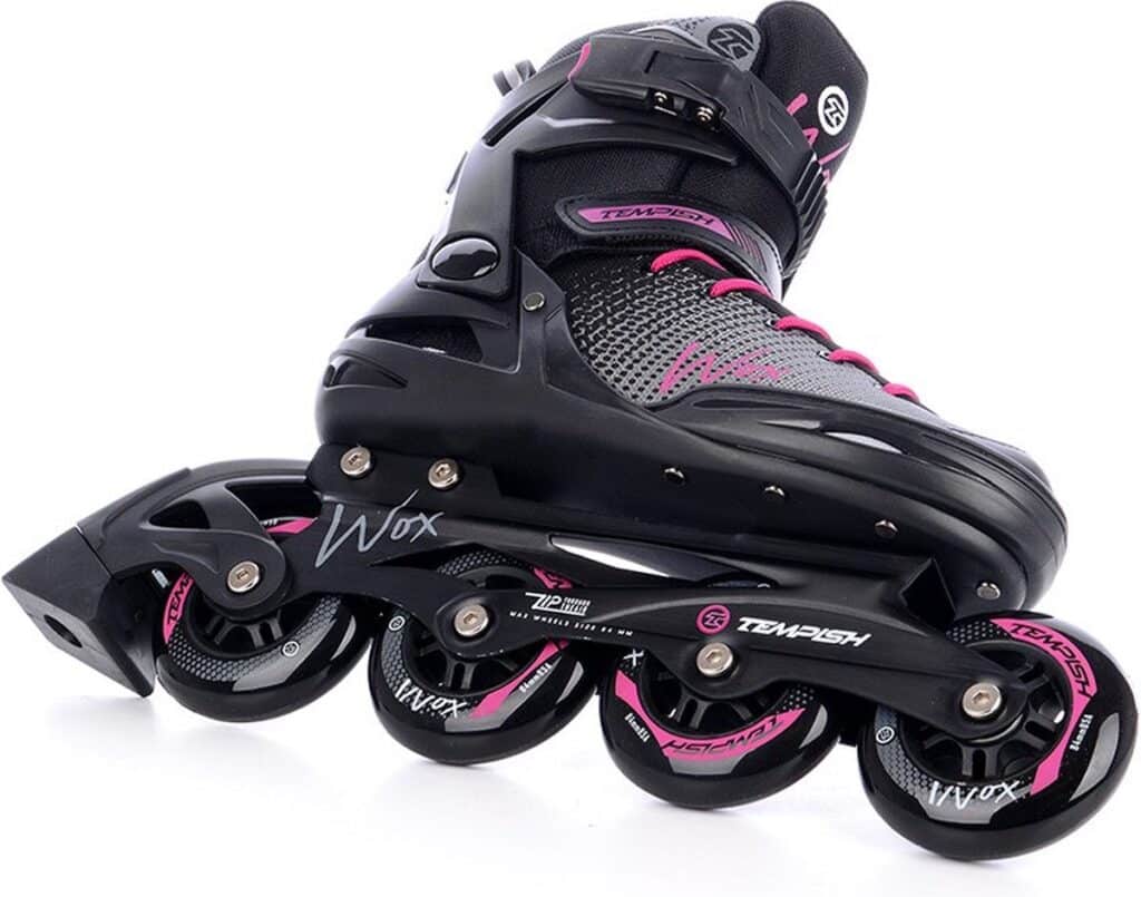 Zwarte en roze inline skates met wieltjes.