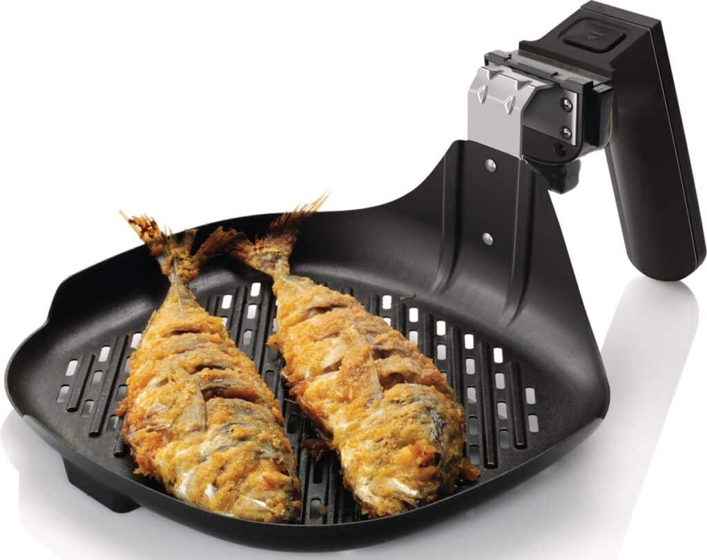 Gegrilde vissen op zwarte grillpan met handvat.