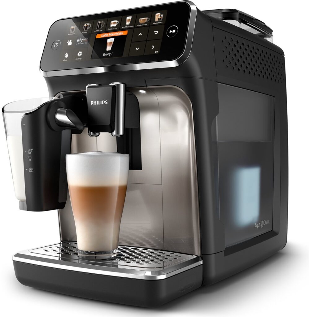 Koffiezetapparaat met melkopschuimer en digitaal display.
