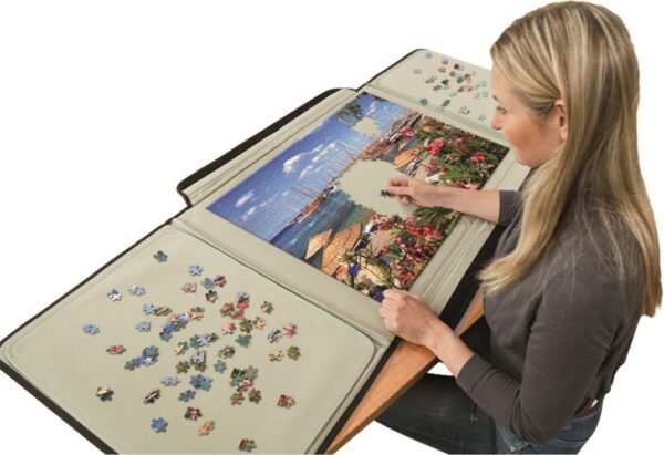 Vrouw maakt puzzel op een opbergmap.