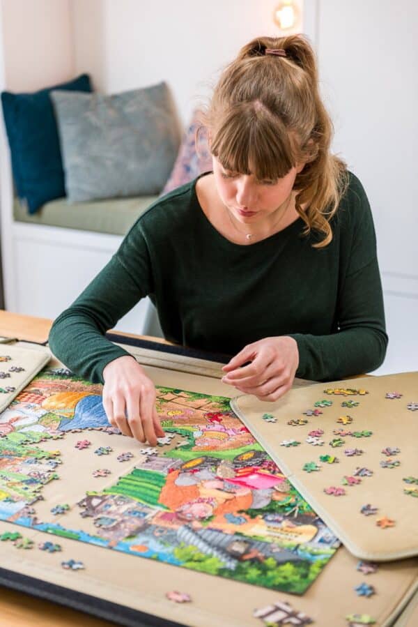 Vrouw legt puzzel in woonkamer