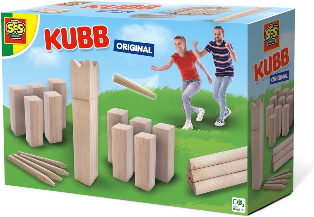 Verpakking van Kubb-spel met houten onderdelen.