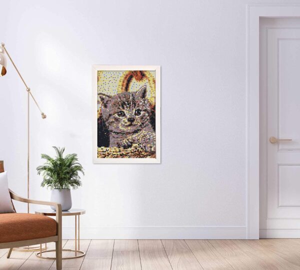 Kattenposter aan muur in moderne woonkamer